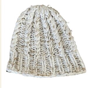North Face cable knit beanie off white
(2)
